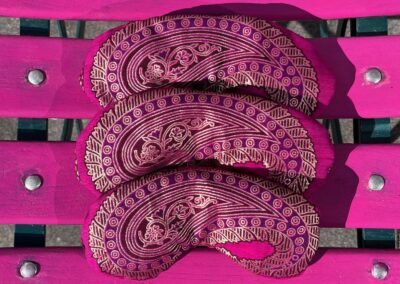 Das Bild zeigt drei fertig genähte Augenkissen, in pinkem Farbton, mit goldenem Muster