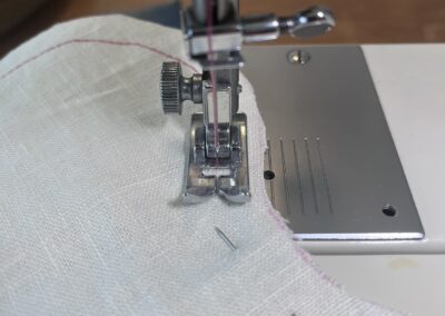 Bild zeigt einen Vorgang während des Vernähens der Innenhülle des Augenkissens